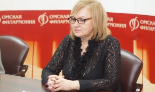 Директор Омской филармонии для встречи с прессой выбрала эффект прозрачности